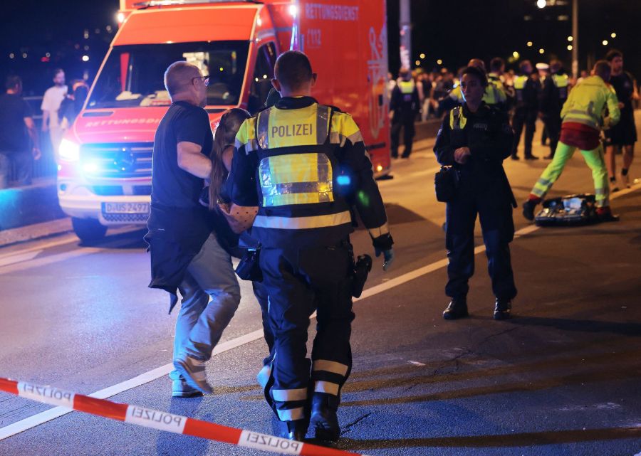 Feuerwerkskörper verletzt viele Menschen in Düsseldorf