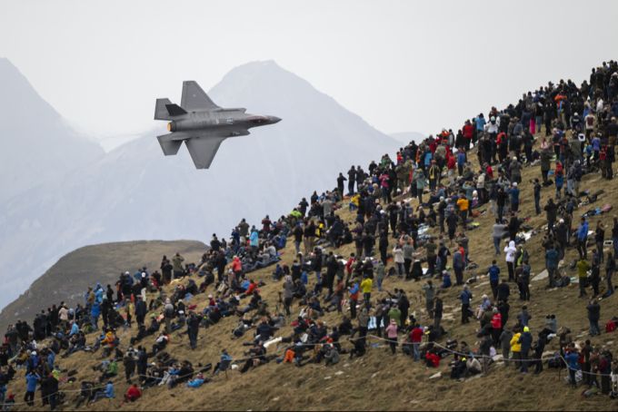Eine F-35 der italienischen Luftwaffe im Vorbeiflug während des jährlichen Fliegerschiessens auf der Axalp in der Nähe von Meiringen BE, am 20. Oktober 2022. F-35 Axalp