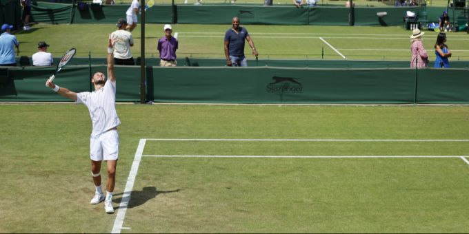 Leandro Riedi holt sich in der Wimbledon-Qualifikation einen wichtigen Sieg. Leandro Riedi