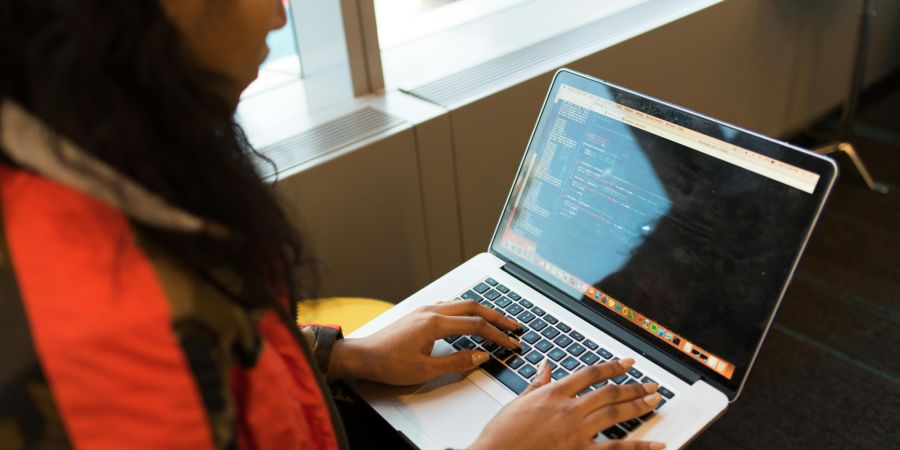 Studentin Laptop