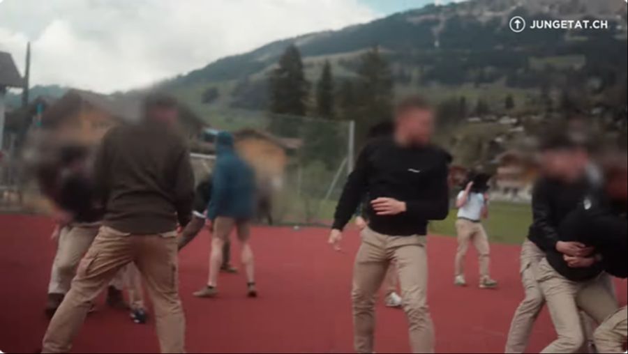 Im veröffentlichten Video wurden viele Teilnehmer unkenntlich gemacht, einige, darunter zwei Personen aus Deutschland, standen mit vollem Namen hin.