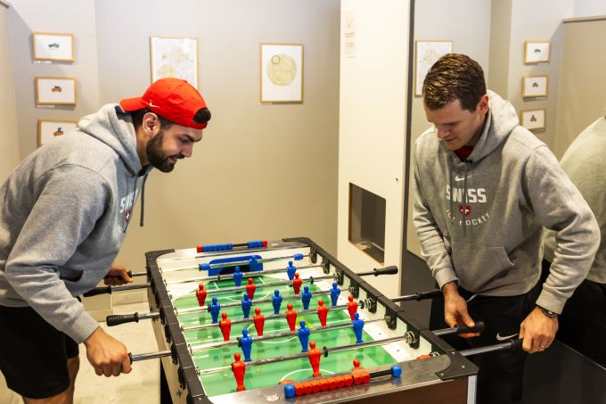 Goalies unter sich: Stéphane Charlin und Leonardo Genoni beim «Töggele». Hockey-WM