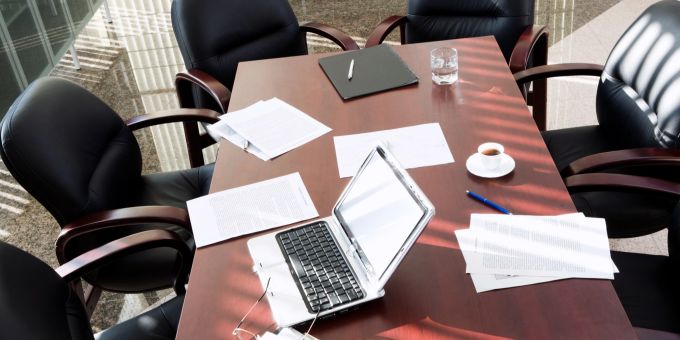 Die vorgeschlagenen Leistungen sollen unter anderen die Attraktivität politischer Führungsämter sichern. (Symbolbild) SItzungsraum PC Tisch Papiere