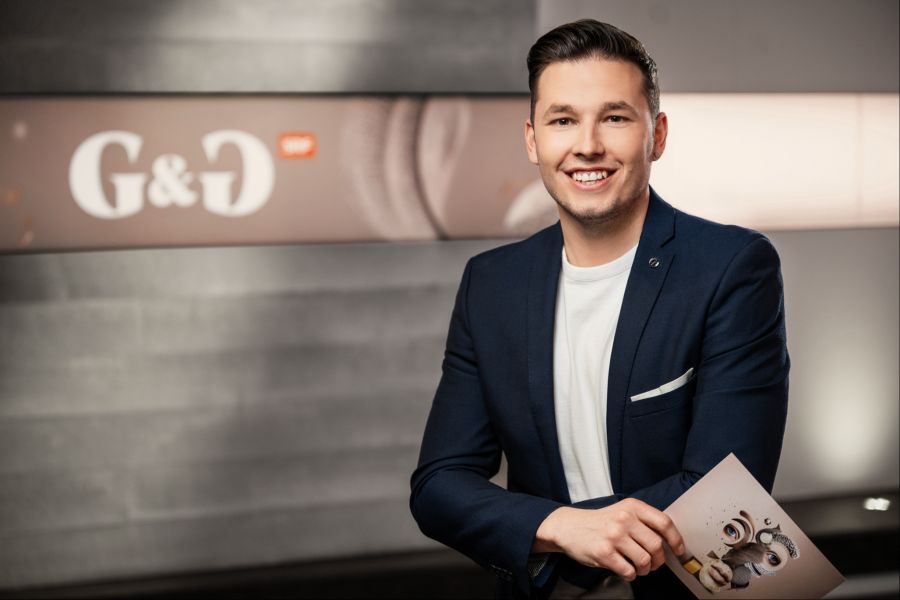 Joel Grolimund moderierte das SRF-Magazin seit Januar 2022, daneben steht er bei Radio SRF 3 vor dem Mikrofon.