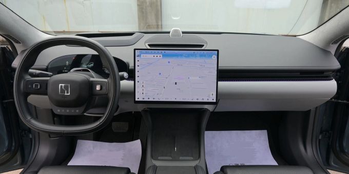 Ein dominantes Merkmal ist der grosse, schwebende 15,05-Zoll-2.5K-OLED-Touchscreen, der als zentrale Steuereinheit für Infotainment, Navigation und Fahrzeugfunktionen dient. Zeekr 07
