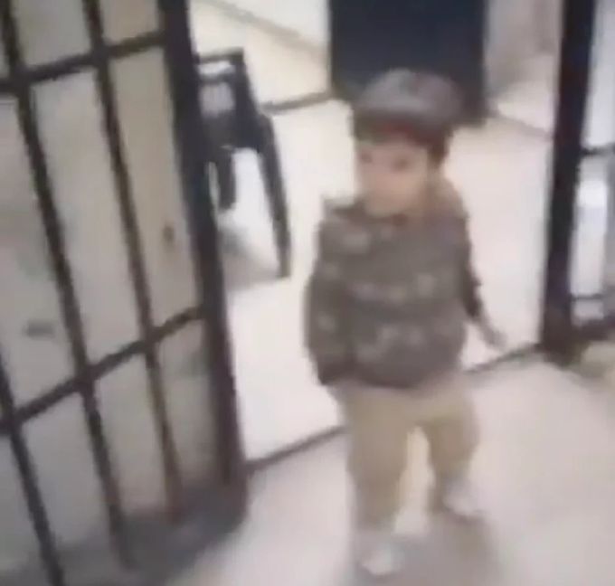Ein Video mit diesem Jungen ging um die Welt - sogar Kinder sperrte Assad offenbar weg. Assad Syrien