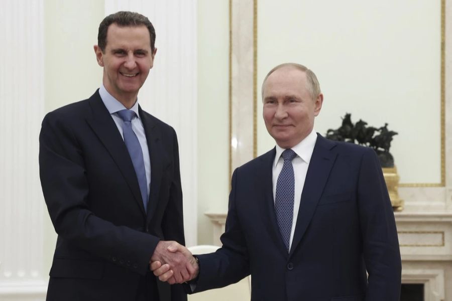 Gemäss Putin (rechts) hat Diktator Assad (links) das Land verlassen und seinen Posten in Damaskus geräumt. (Archivbild)