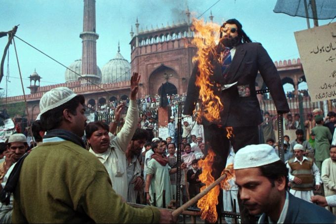 Zehn Jahre nach dem Erscheinen der «Satanischen Verse» verbrennen Muslime in Indien aus Protest eine Puppe, die Salman Rushdie darstellen soll. (Archivbild) Salman Rushdie Puppe Indien