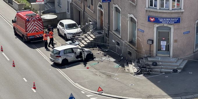 St. Gallen: Autofahrer prallt in Hausfassade. Unfall