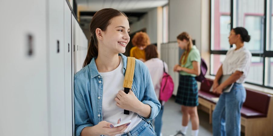 Schule Gang Jugendliche Smartphone