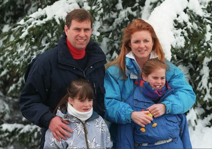 Prinz Andrew und seine frühere Frau Sarah Ferguson mit ihren Töchtern, den Prinzessinnen Beatrice (rechts) und Eugenie (links). (Archivbild) Prinz Andrew