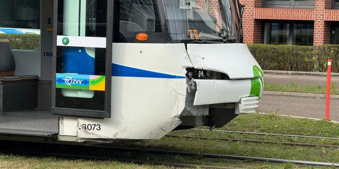 In Opfikon ZH sind ein Auto und ein Tram kollidiert. Glattbrugg ZH