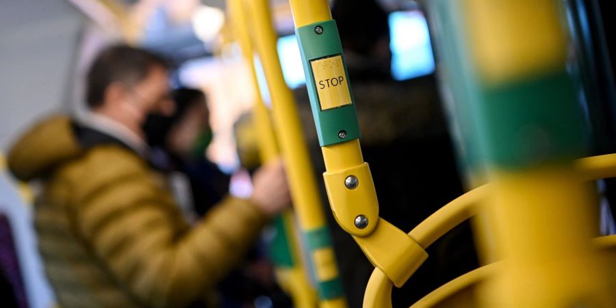 In BVG-Bussen rufen Durchsagen die Fahrgäste nun dazu auf, nicht laut zu telefonieren oder Videos über den Handy-Lautsprecher abzuspielen. (Archivbild)