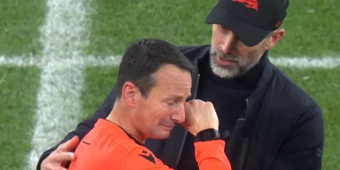 Alessandro Giallatini weint nach dem Abpfiff der Partie zwischen RB Leipzig und Aston Villa. Coach Marco Rose spendet Trost. Champions League