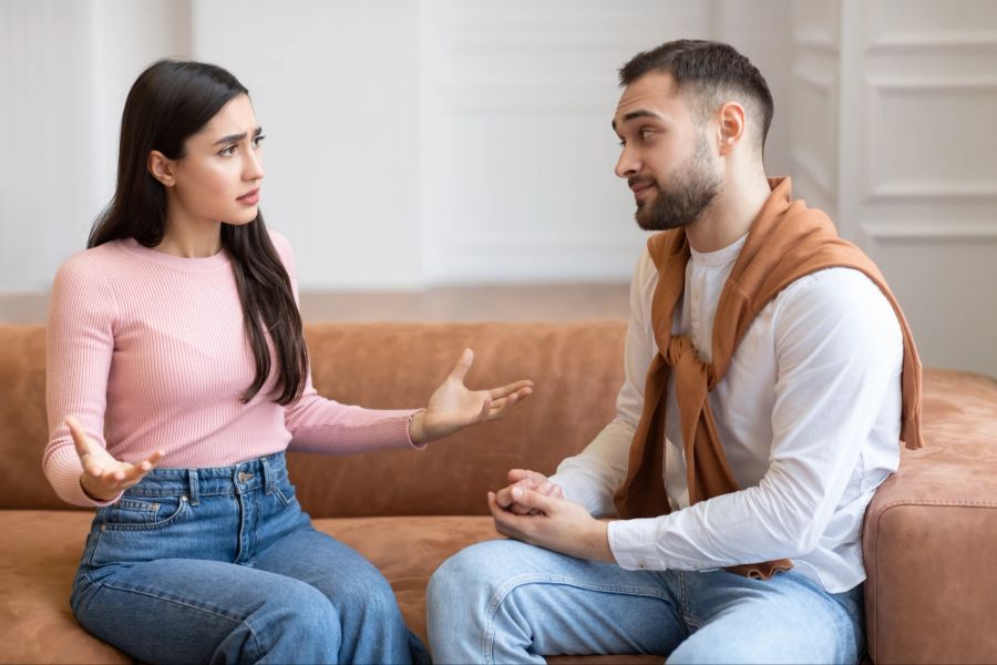 Mann und Frau diskutieren