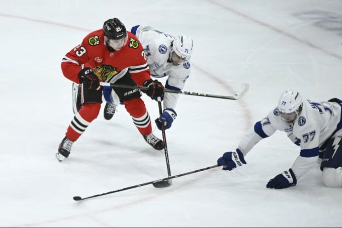 Philipp Kuraschew (links) feiert in der NHL einen Sieg mit Chicago (Archivbild). NHL