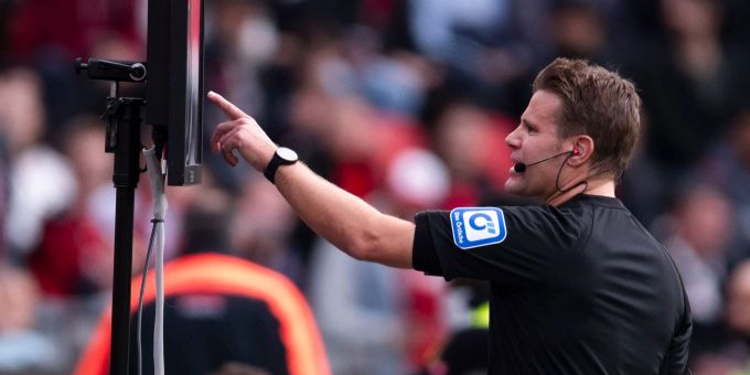 Bundesliga-Schiedsrichter Felix Brych bei einem VAR-Eingriff. Bundesliga Schiedsrichter Felix Brych