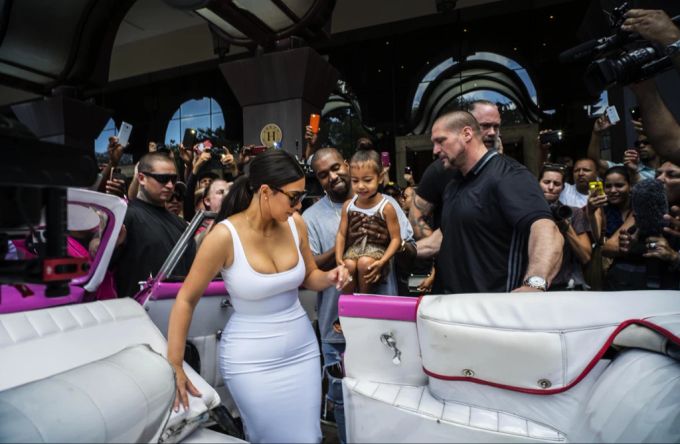 Kim Kardashian hat den Namen der gemeinsamen Tochter mit Kanye West schützen lassen. Kim Kardashian Kanye West