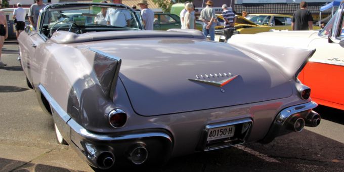 Der Cadillac Eldorado Biarritz von 1957 ist ein beeindruckendes Beispiel für das extravagante Automobildesign der 1950er Jahre. Cadillac Eldorado Biarritz
