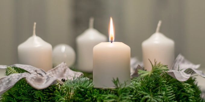 In Diepoldsau SG geriet in einer Wohnung ein Adventskranz in Brand. (Symbolbild) Adventskranz