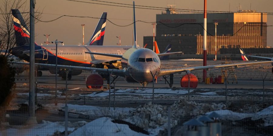 Auf Flughäfen der russischen Hauptstadt kommt es immer wieder zu vorübergehenden Verboten von Starts und Landungen aus Sicherheitsgründen, wenn etwa die Flugabwehr im Einsatz ist. (Archivbild)