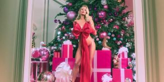 Nackte Weihnachten - Paris Hilton posiert nackt vor Weihnachtsbaum Nackte Weihnachten - Paris Hilton posiert nackt vor Weihnachtsbaum