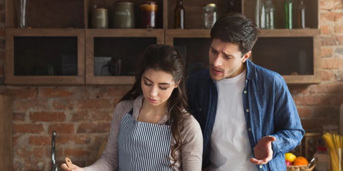 Wenn der Partner mauert, stockt die Kommunikation. Mann und Frau diskutieren in der Küche