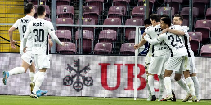 Die Spieler von YB feiern das 1:0 gegen Servette durch Christian Fassnacht. YB Servette Super League
