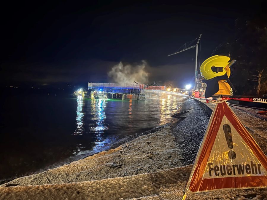 Dabei erlitt die Badhütte einen Totalschaden.