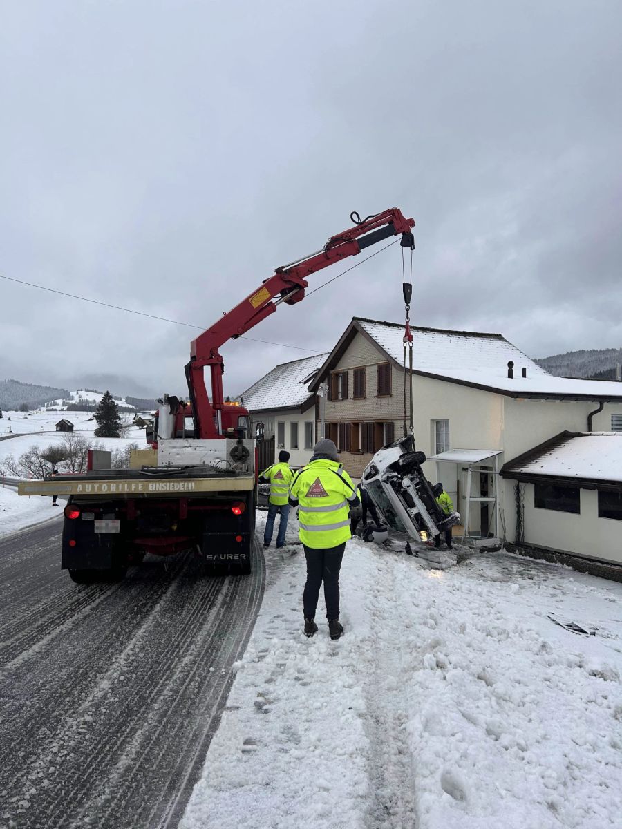 In Bennau musste das Auto abtransportiert werden.