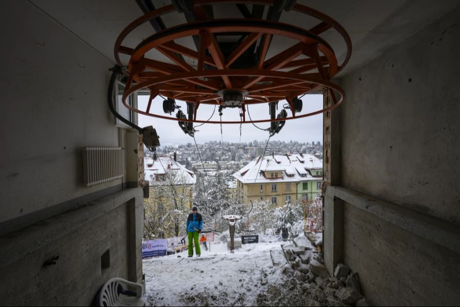 Die Abmachung: Der Lift darf laufen, aber ohne Personenbeförderung. Das klappt so mässig...