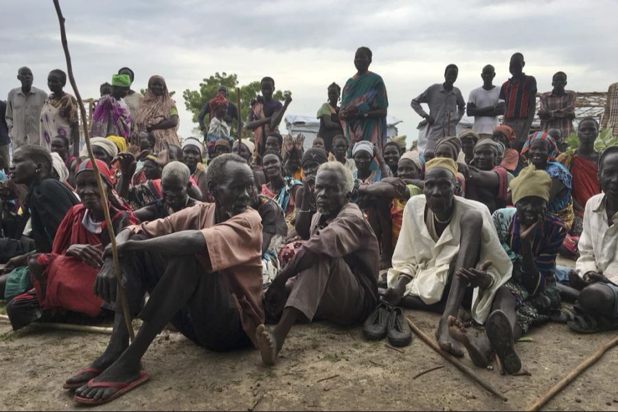 Vertriebene Südsudanesen versammeln sich im Südsudan. (Archivbild)