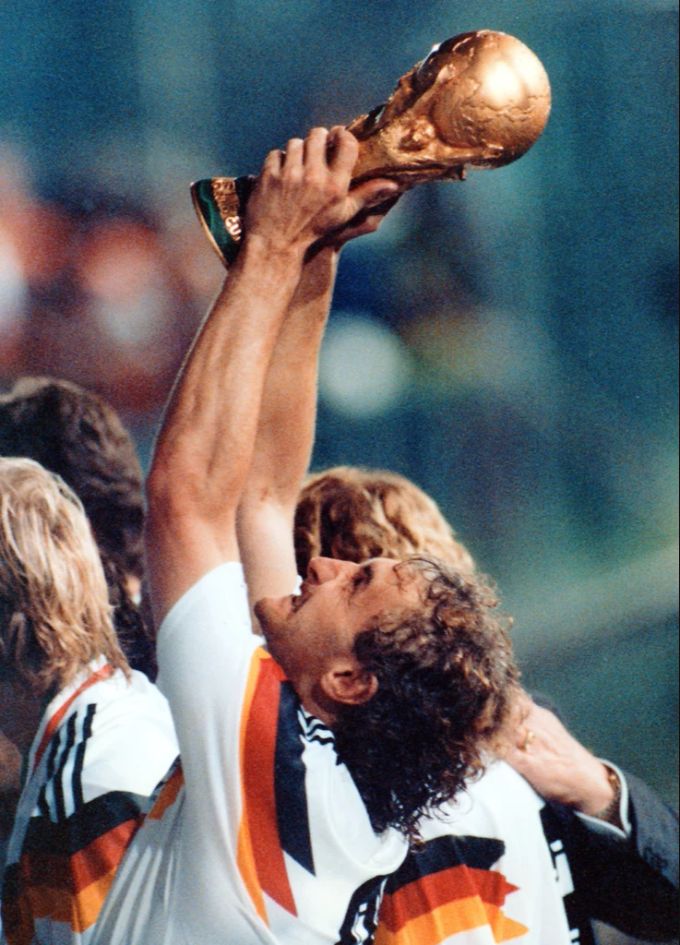 Rudi Völler wird 1990 mit Deutschland Weltmeister. Rudi Völler