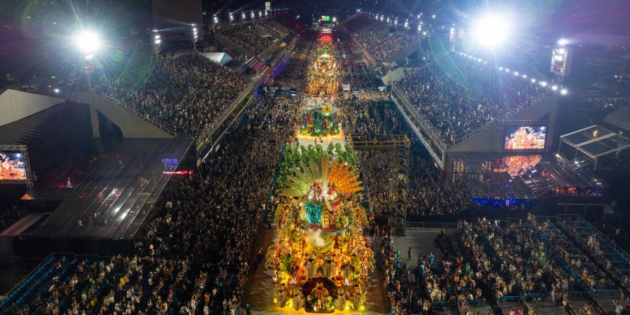 Zehntausende auf den Tribünen und in Logen sowie Millionen vor dem Fernseher in Brasilien und weltweit verfolgen für gewöhnlich die Umzüge auf dem riesigen Laufsteg. (Archivbild)