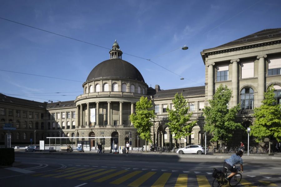 Als Hintergrund wird von der Uni Graz das potenzielle Risiko der Einflussnahme durch Chinas Geheimdienste auf die Forschung in Europa genannt.