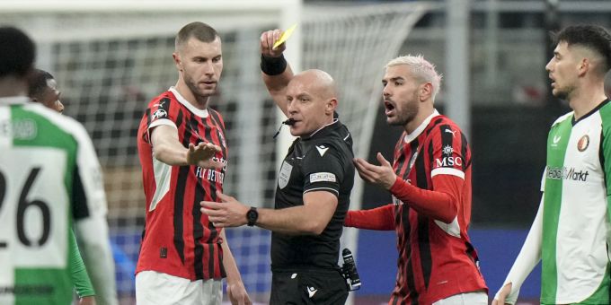 Milans Theo Hernandez (rechts) sieht im Spiel gegen Feyenoord Gelb-Rot. Italy Soccer Champions League