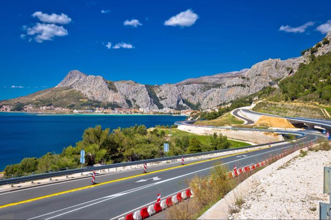 Ferien: Malerische dalmatinische Strasse am Meer in Omis Blick, Dalmatien Region von Kroatien. Kroatien