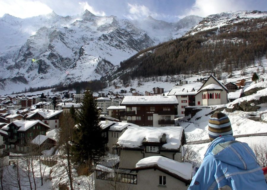 Auch in Saas Fee im Wallis gehen die Kinder nicht mit den Ski in die Schule. (Archivbild)