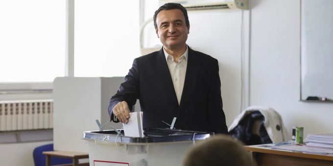 Laut Prognosen - Premier Kurti gewinnt Wahl im Kosovo