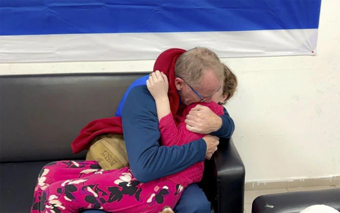 Emotionales Wiedersehen zwischen einer freigelassenen Geisel und ihrem Vater. Emotionales Wiedersehen