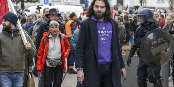 Nicolas A. Rimoldi an der Demo in Einsiedeln SZ Ende Februar. Rimoldi