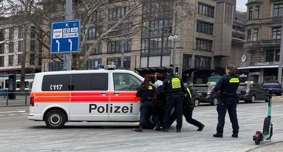 Die Polizei übergab die Steinwerferin im Anschluss an die polizeiliche Intervention in medizinische Obhut.