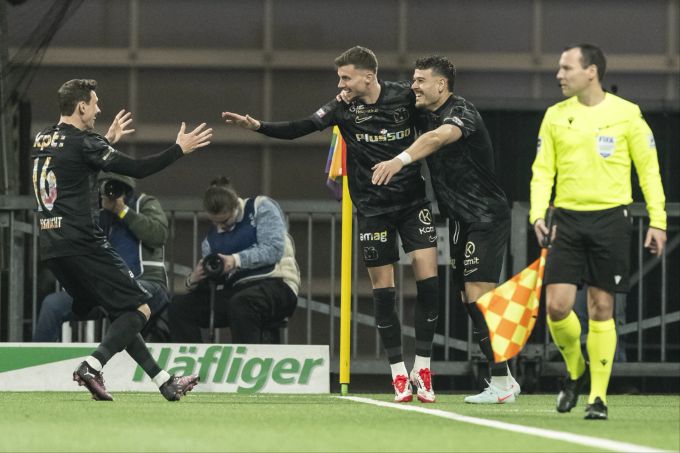 Christian Fassnacht, Darian Males und Filip Ugrinic feiern das Tor von YB gegen den FC St.Gallen. YB Super League