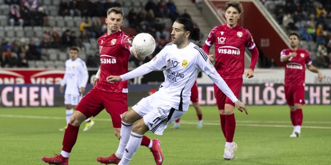 Fabio Fehr (l.) vom FC Thun setzt Nyons Elias Pasche unter Druck. FC Thun