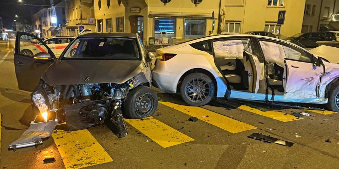 Bei der Kollision wurden vier Personen leicht verletzt. Kollision