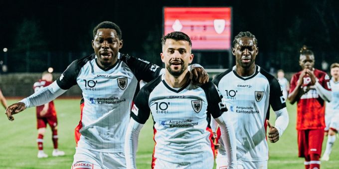 Valon Fazliu (Mitte) vom FC Aarau war in der Saison 23/24 zweitbester Torschütze der Challenge League. fc aarau