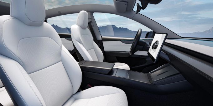 Innenraum-Upgrade: Belüftete Sitze vorn, mehr Dämmung und ein 8-Zoll-Bildschirm im Fond sollen das Auto aufwerten. Model Y Tesla
