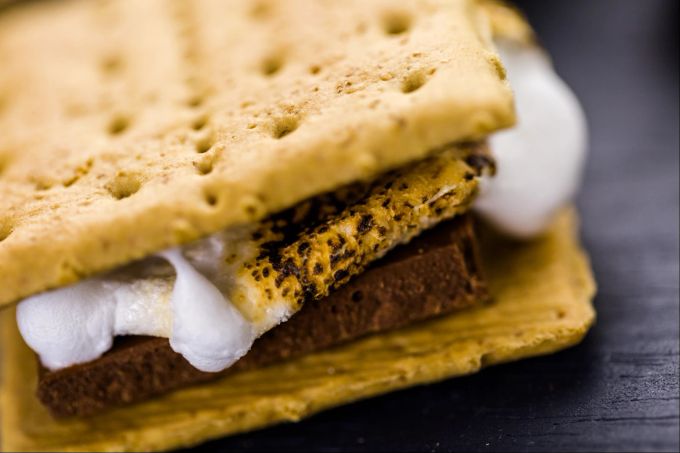 Schokolade mit gebräuntem Marshmallow schmeckt. Schokolade