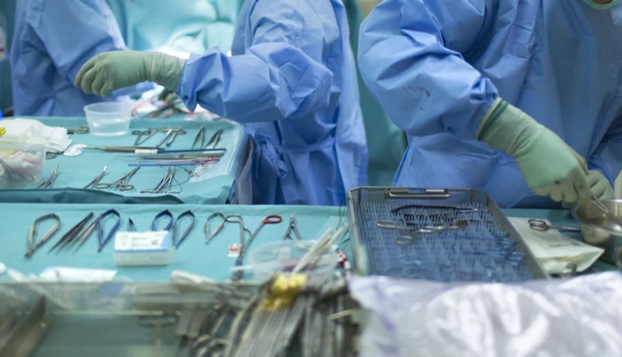 Die Ärzte hatten ihr zuvor einen 19 Kilogramm schweren Tumor entfernt. (Symbolbild)