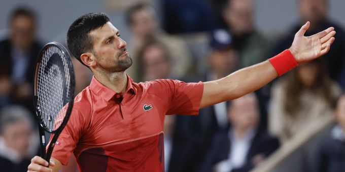 Novak Djokovic zieht in Paris überzeugend in die dritte Runde ein. Novak Djokovic